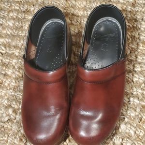 Dansko Burgundy Clogs, Sz 39